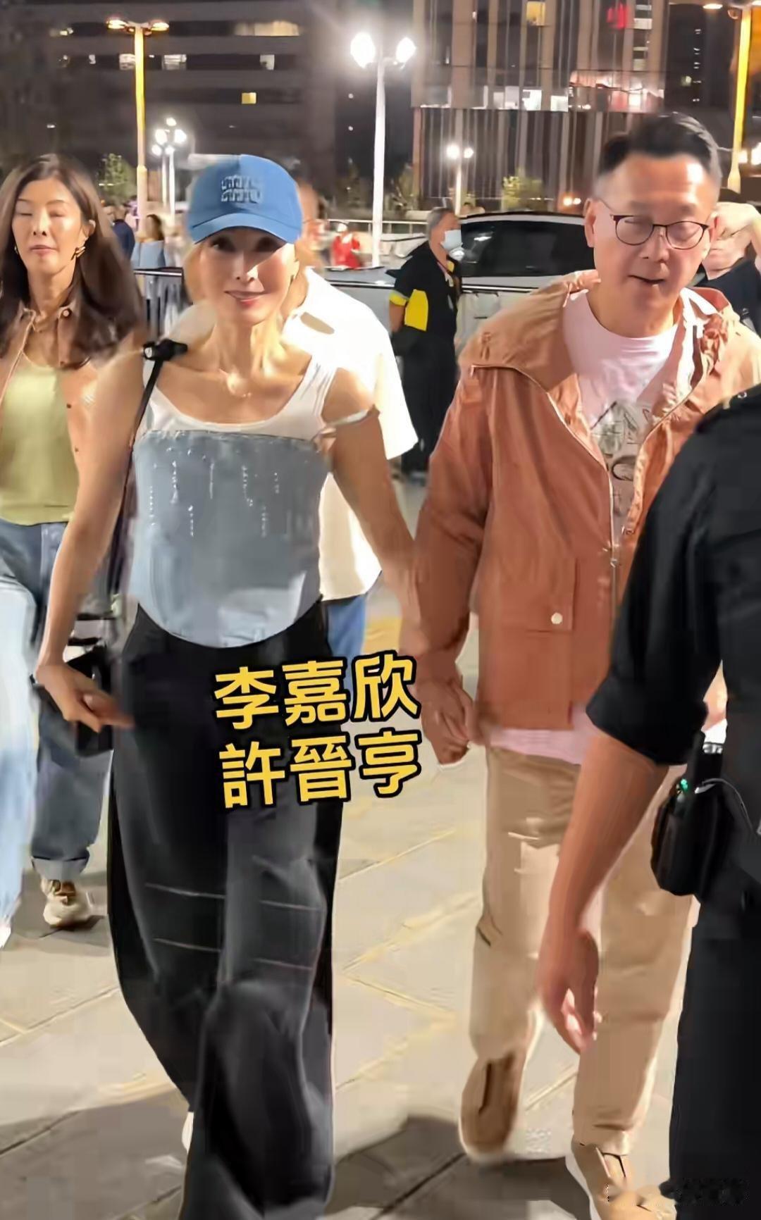 56岁李嘉欣和老公许晋亨在香港一起去看演唱会，她染了一头黄发，身材又高又瘦，皮肉