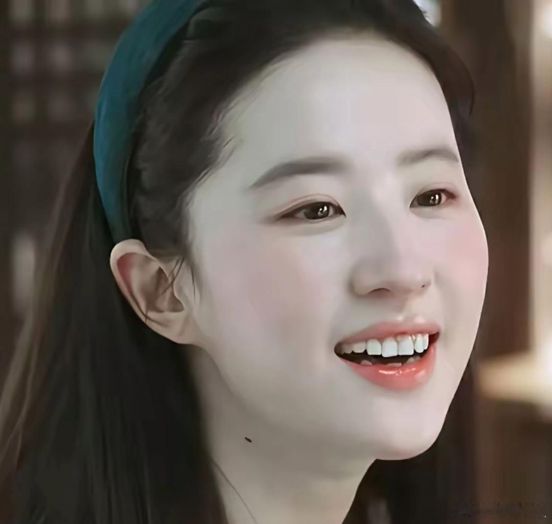 刘亦菲天生好皮相，白里透红，细腻透亮自带光泽