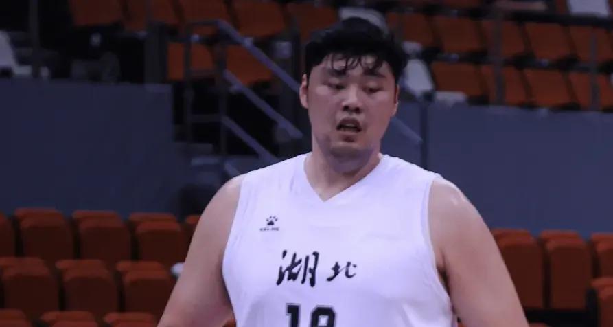 代表湖北男篮参加全运会的赵义明发福严重！赵义明的父亲赵仁斌是前中国男篮队员，也