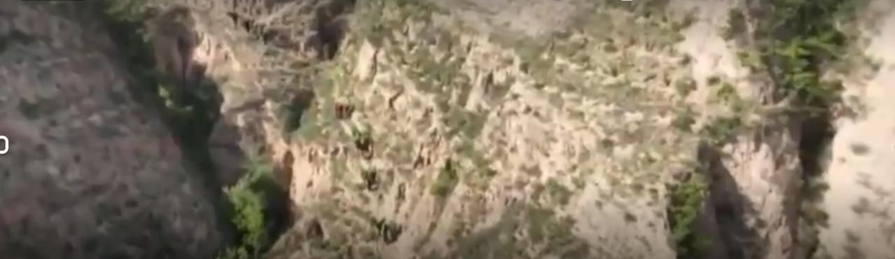 三北工程攻坚战建设任务超2亿亩目标达成，在广袤的荒漠与沟壑间，人们携手在沙地上开