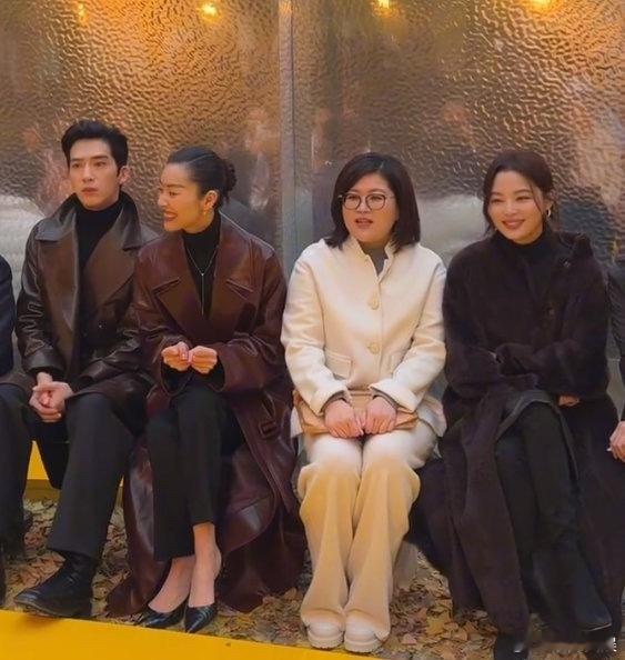 辛芷蕾这回没坐中间了求求了，给俺们蕾子姐留点面子吧[哭哭][祈祷]，干了这么点事，