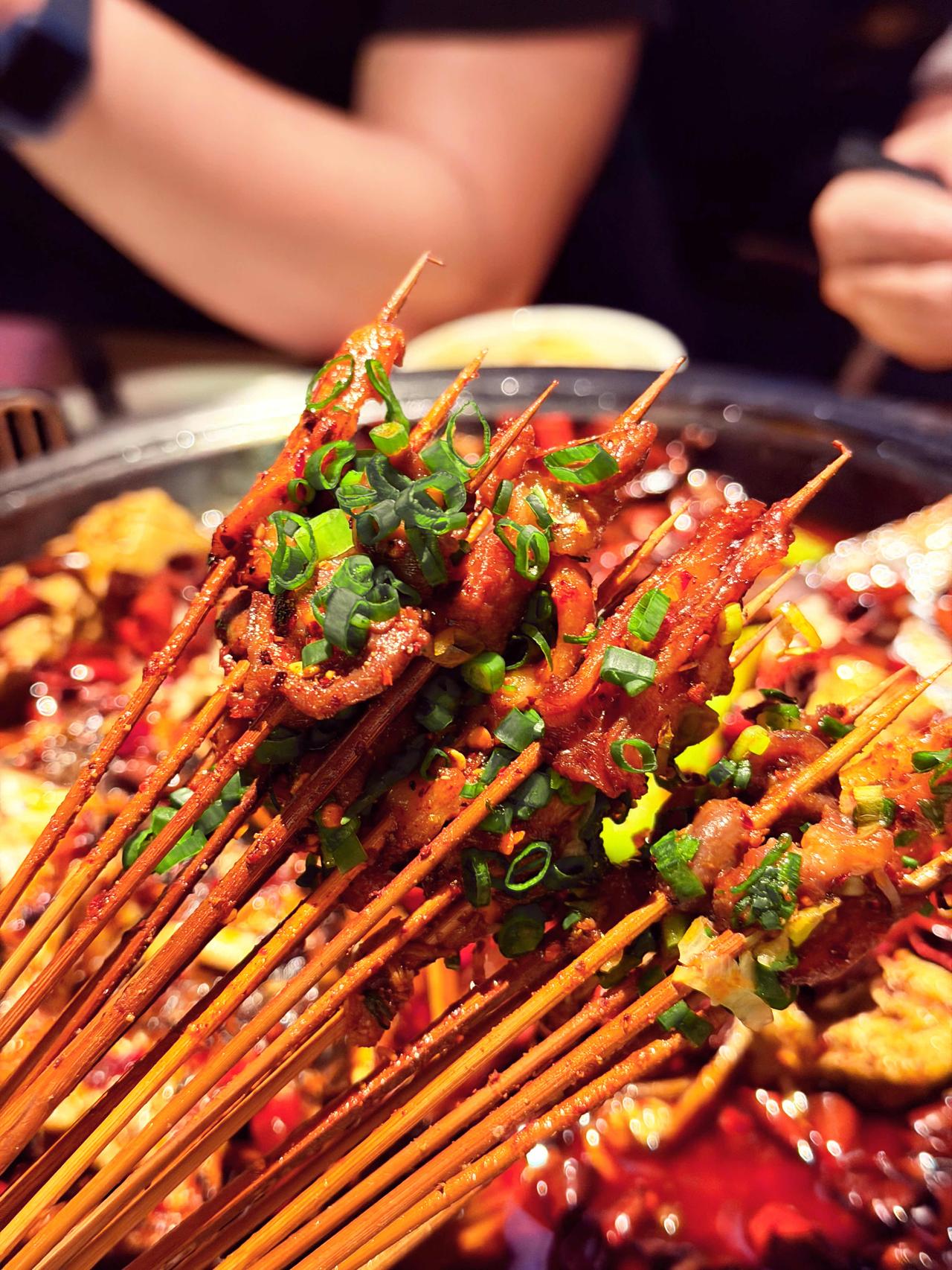 久等了！川渝烤鱼翘楚烤匠，携一城烟火气，落子西安小寨赛格7楼。招牌麻辣烤鱼，皮