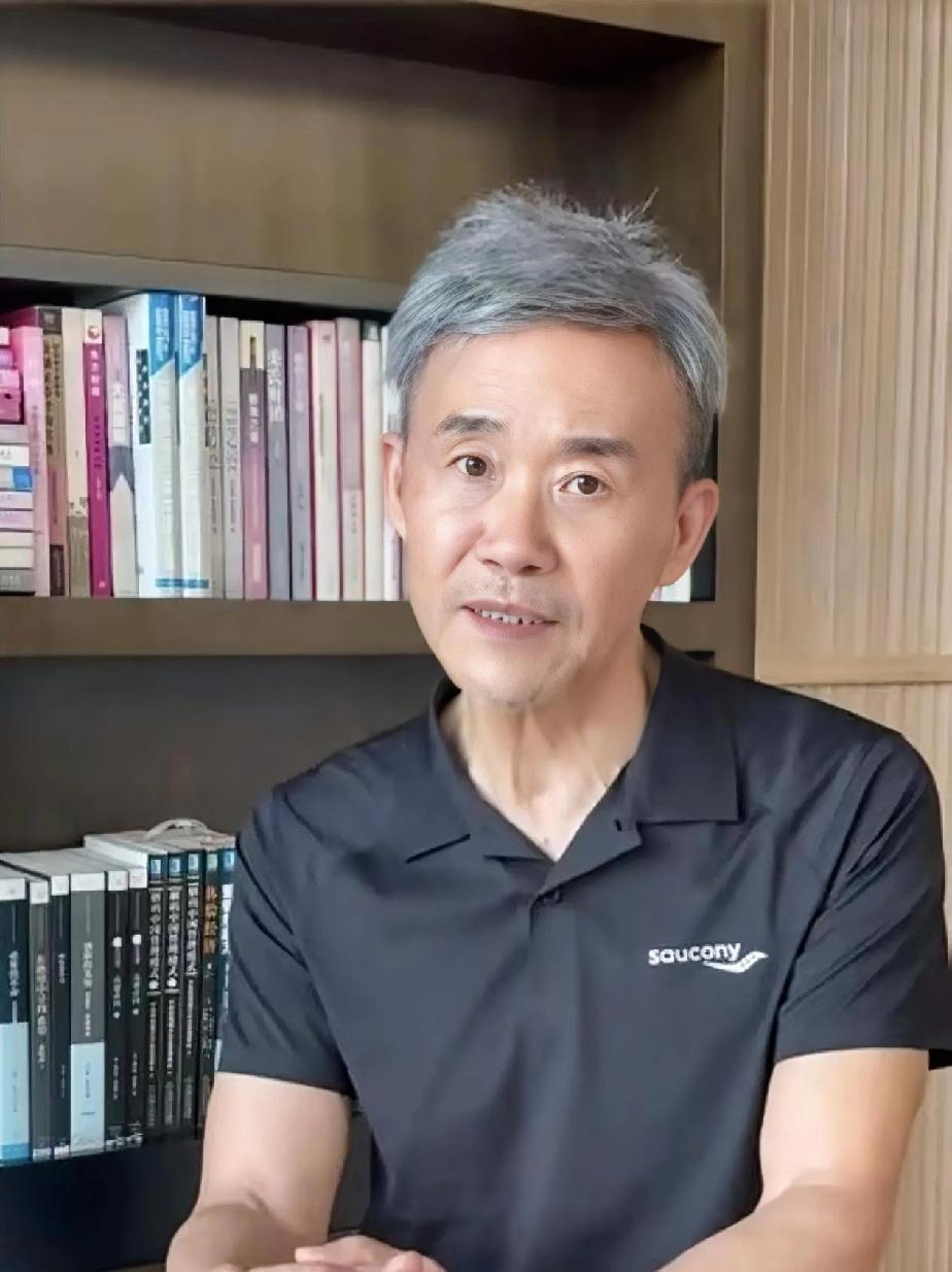 奉劝大家一句，男人年纪大了不要轻易换发型，