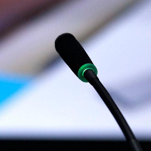 东京国立市一间老式公寓里，71岁的小峰洋子跪坐在地板上，颤抖的手里攥着半截塑料绳