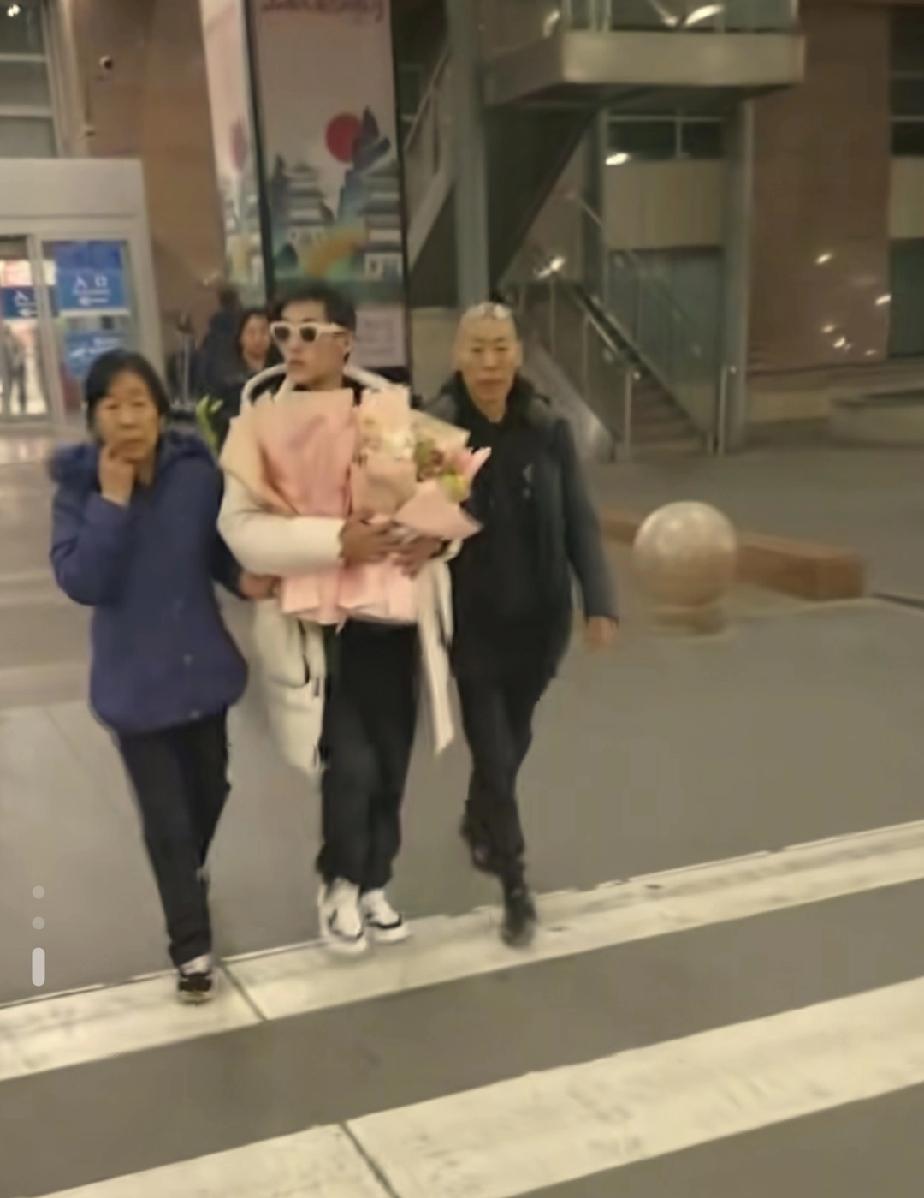 张云鹏抵达山西长治机场，爸爸、继母、姑姑和表哥前来迎接。大表哥提前准备了两束鲜花