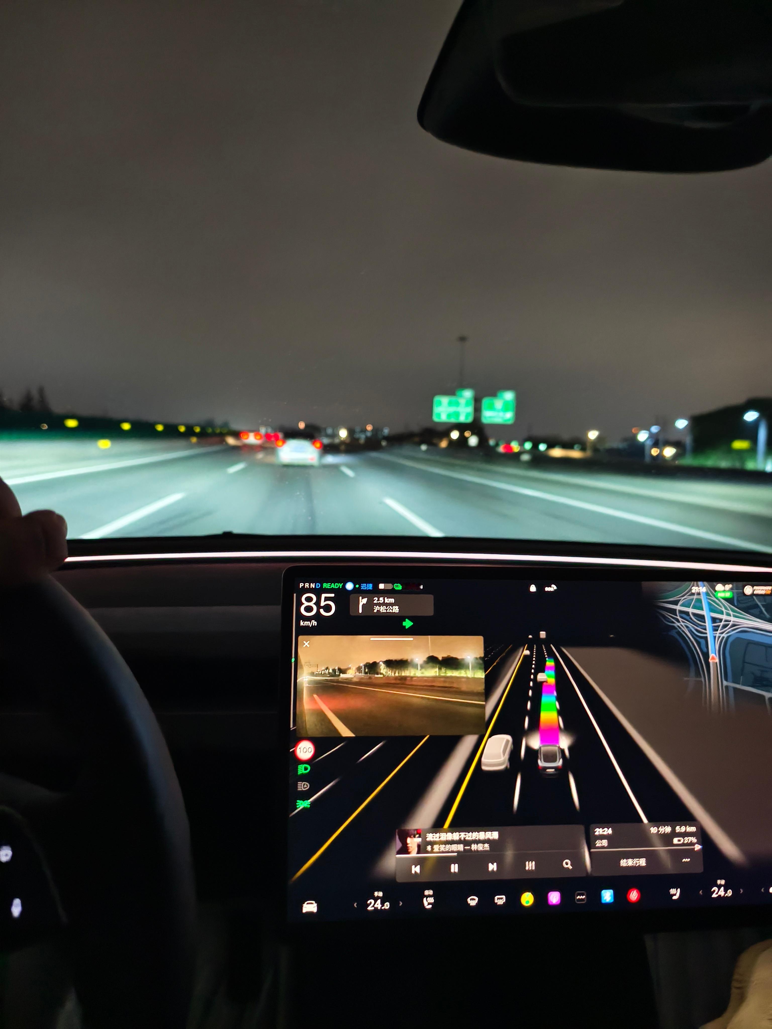 第一次开FSD跑高速，跑了100多公里中等车流量的路段，体验太好了，太好