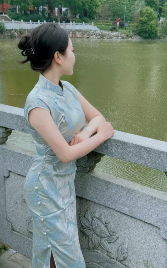 体态丰腴，凹凸起伏