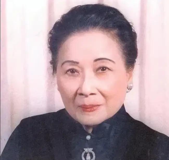 1996年，李登辉上台后撤掉蒋氏父子的陵墓守卫，并且让人大肆破坏蒋介石的雕像，宋