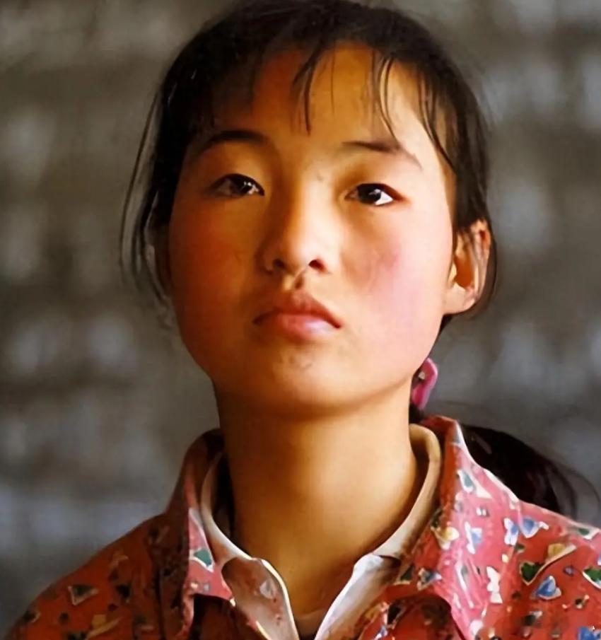 1999年,张艺谋捧红了农村女孩魏敏芝。拍完戏后,魏敏芝想进演艺圈,张艺谋却不同