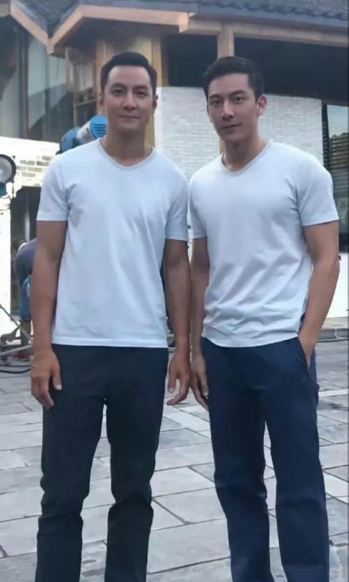 据说这是吴彦祖的替身，看起来竟然比本尊还帅，又有点像赵文卓​​​