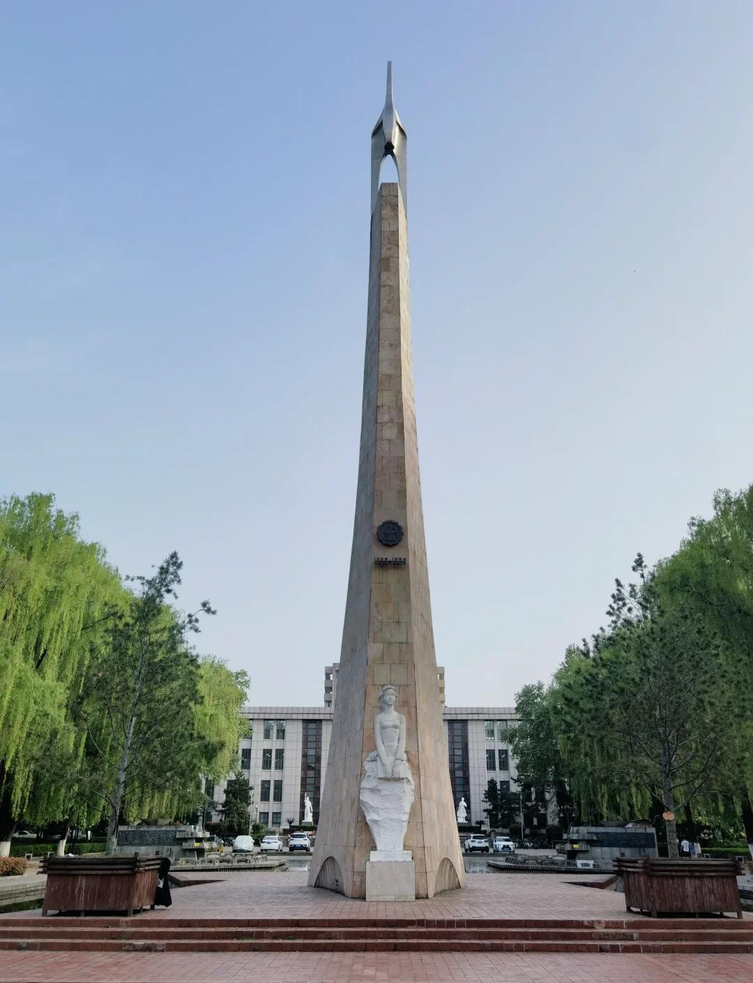 3月29日，20名校友向母校西安交通大学捐款累计3亿元之多，其中王文斌捐款1.3