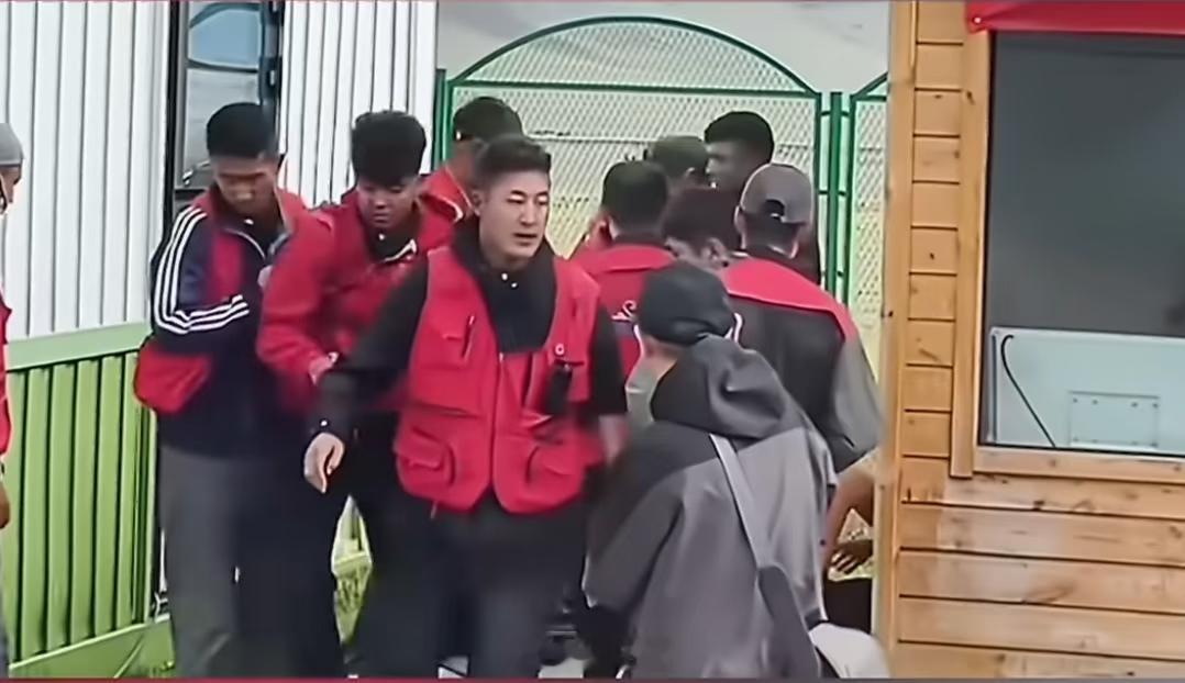 看了半天都没找到对司机的赔偿，是还没想好嘛？一个靠旅游撑起来的地儿，工作人员群殴