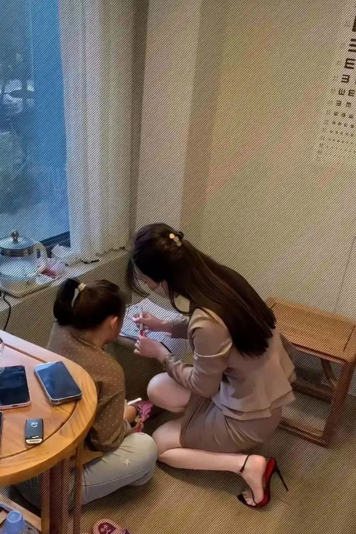 为什么现在的家教越来越年轻漂亮了啊？[思考][思考][思考]