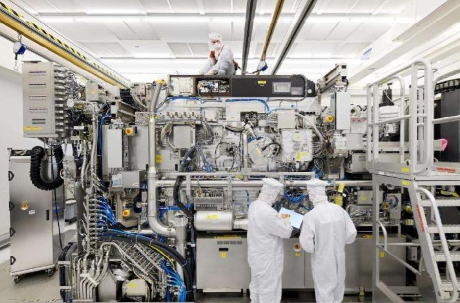 光刻机巨头开始慌了，中国造不成光刻机，但是要造一个光刻工厂！麻烦各位读者点一