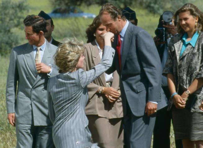 他是4600万西班牙人做梦都想吐唾沫的国王，凭一己之力差点把西班牙王室给毁了。他