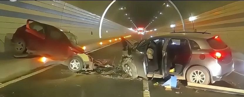 高速隧道内，红色轿车逆向行驶，以极快的速度撞向正常行驶的银色SUV，两车受损严重