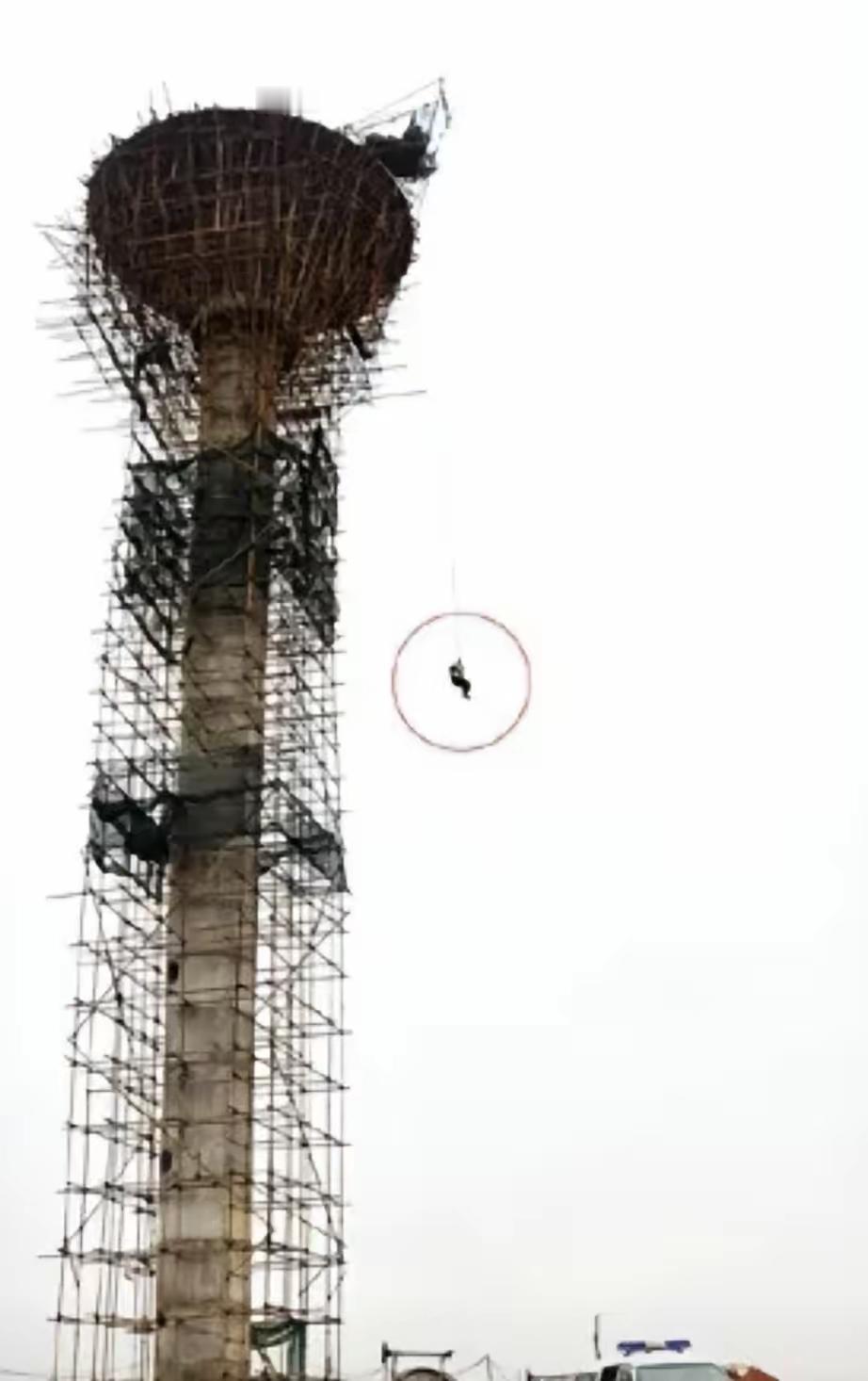 “吃相太难看了！”陕西扶风，一男子干活时，从塔上坠落身亡，公司赔偿家属180万后
