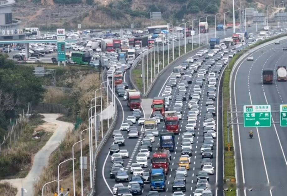 沈海高速广东阳江段。东西方向的车流巨大悬殊形成了鲜明的对比。前几年沈海高速经过了