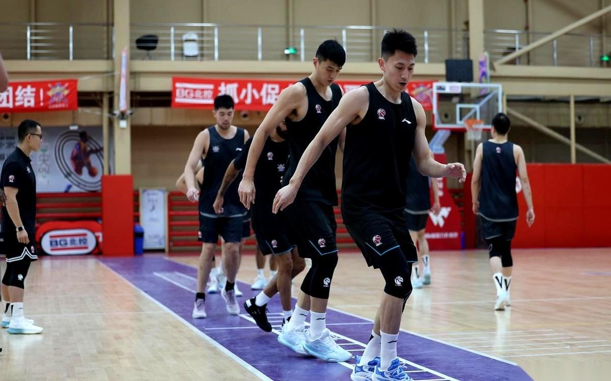 赢了球，教练的脸比输了还难看。真的，我看完比赛都替张庆鹏捏把汗。就赢四川2分，