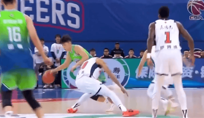 奎因突破起飞滑翔双手暴扣, 随后防守滑倒受伤被换下