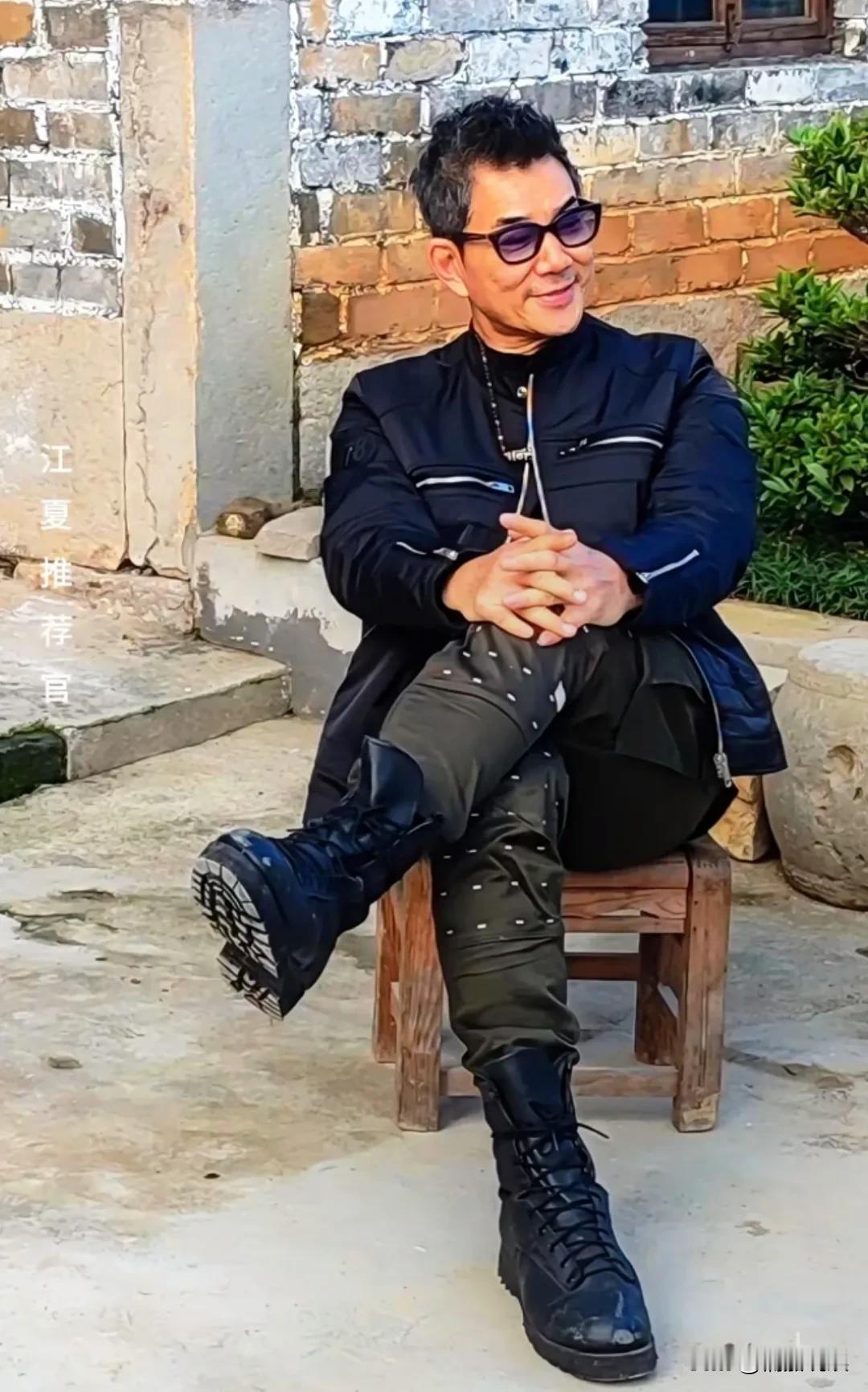 任贤齐现身老家武汉江夏，坐在自家老宅的院子里，发型板正，隐约可见两鬓的白发，穿着