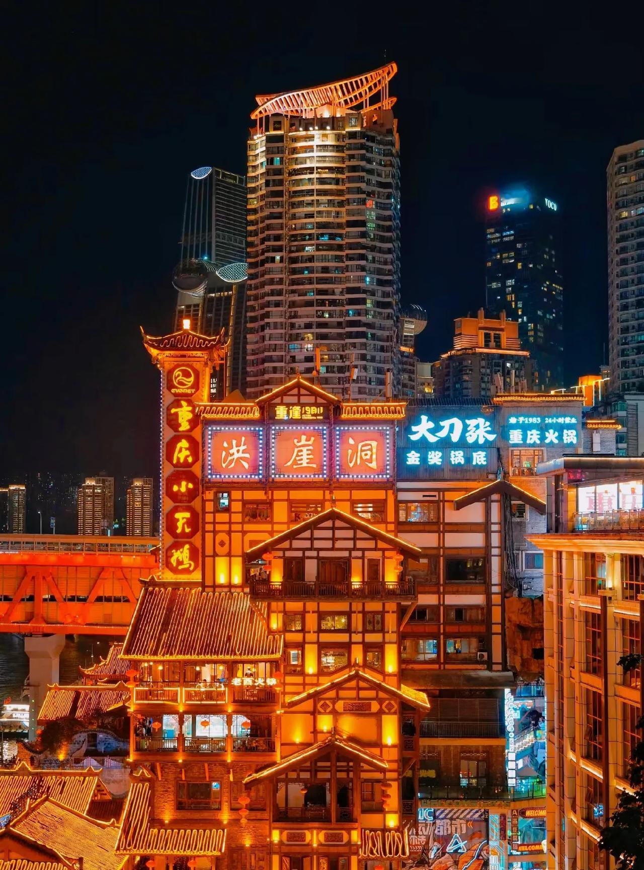 巴山余脉在晨雾中舒展筋骨，老青石阶已浸透百年的油香。檐下竹篾网住的腌腊是风与时间