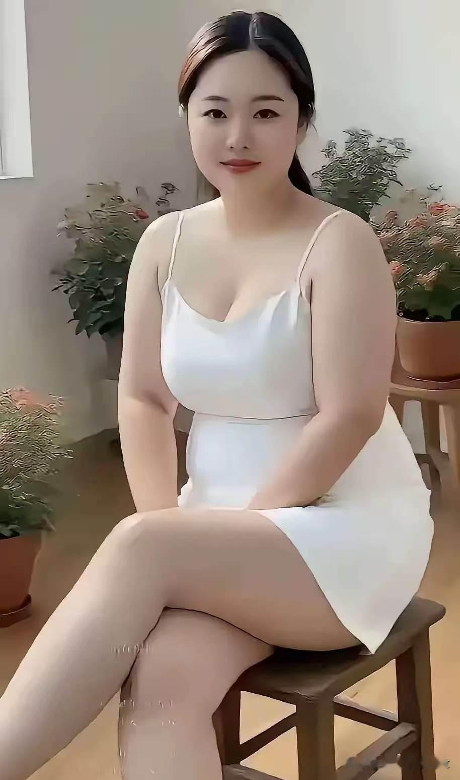 南乡子·闲居白纻衬冰肌，吊带轻笼玉一枝。盆草花开幽院落，依依，闲坐凳边日