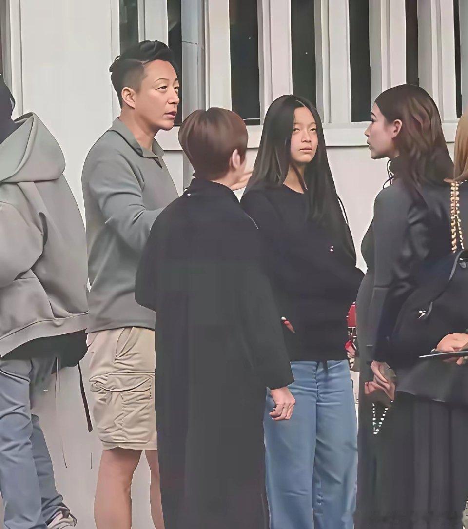 大家都散了吧还是别期待了吧小玥儿长得根本不像大S，正脸和汪小菲一模一样，只是头发和身材有些像大S而已