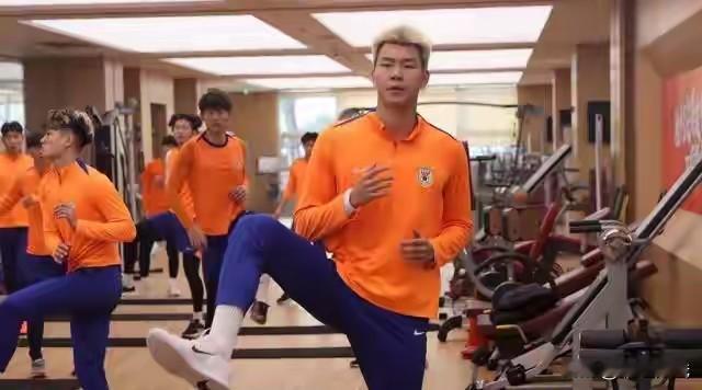 山东泰山队收回外租强将来提升前场攻击群威力：外租中超青岛西海岸的（段刘愚）历