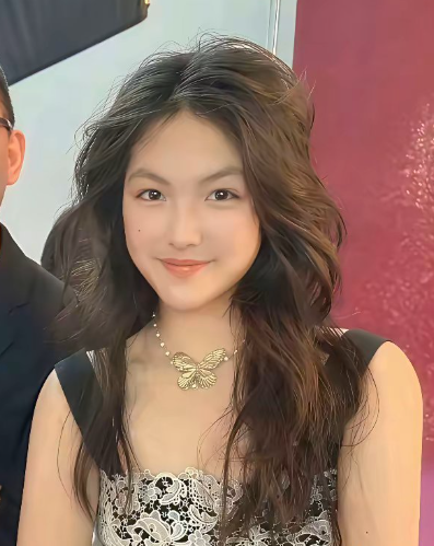 王诗龄这面相越来越富态了，气质太好了！美的很突出！！​其实王诗龄还没有达到李