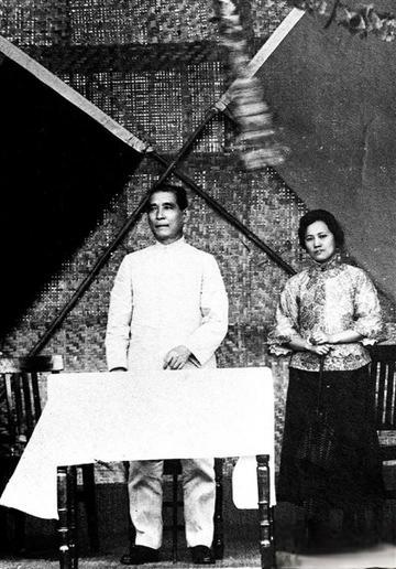 1927年，北伐军团长鲍靖中听说抓到一个共党，他兴冲冲地走进审讯室。却意外地发现