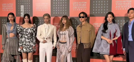 全智贤旁边没站个孔刘真有点格格不入，人做错事果然是要付出代价的，在泡菜那边娱乐