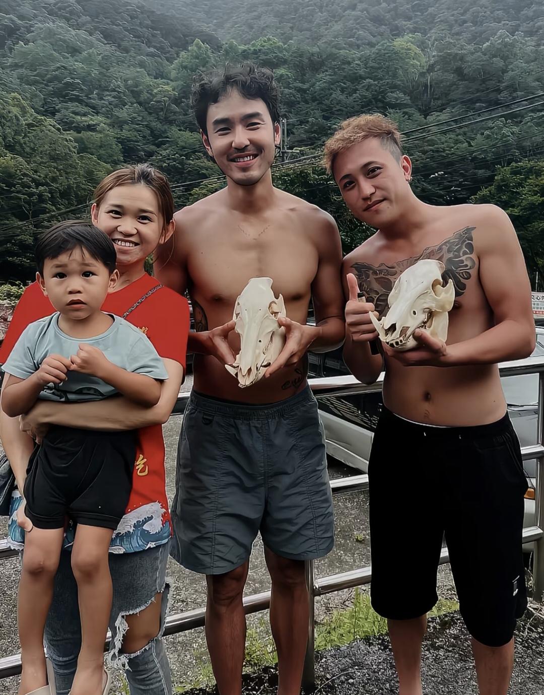 43岁阮经天和朋友到深山野餐被偶遇，他的打扮不修边幅，脱了上衣，露出一身腱子肉，