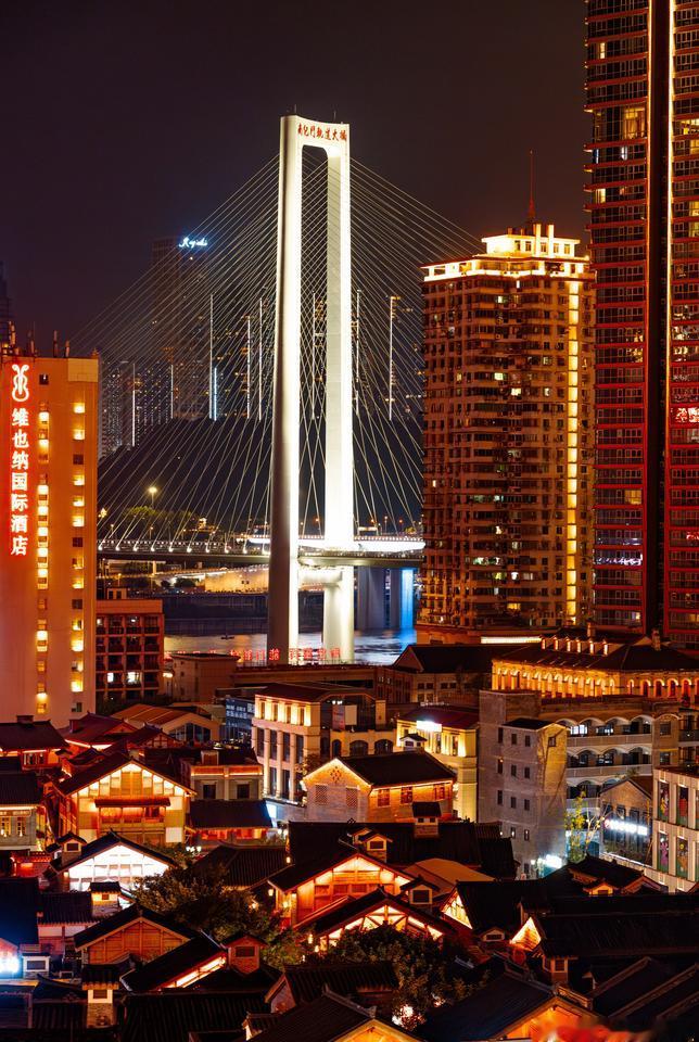 十八梯的夜色里，青石板路映着灯火，老巷烟火与现代光影交织，藏着重庆醉人的模样~交