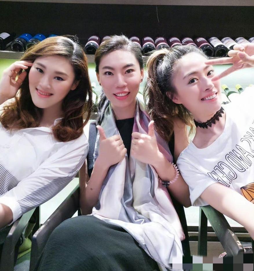 罕见的3位女排美女合照：我一眼就认出了金发垂肩、粉面含春的王一梅与扎高马尾、清眸