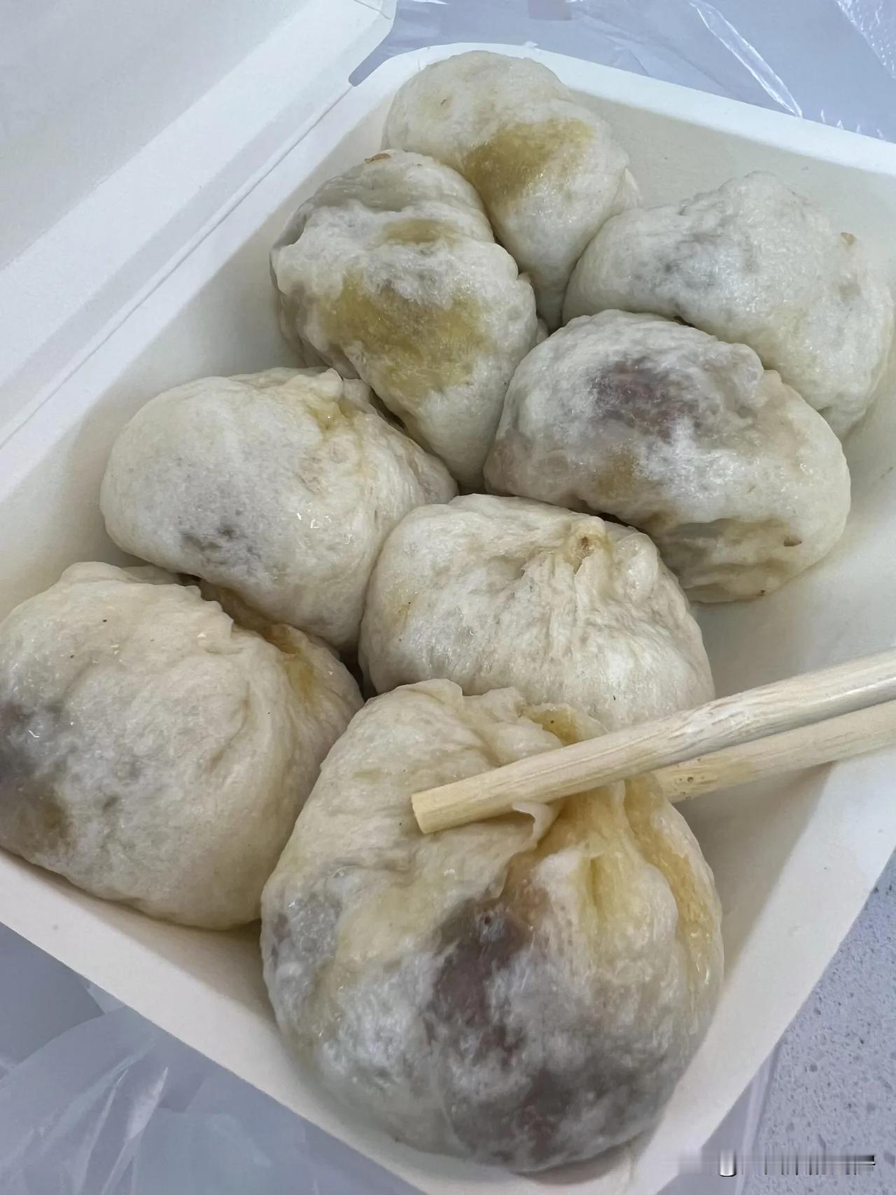 茶树菇包子绝对是伟大发明！就像悦悦小吃货偶然刷到视频后被茶树菇酱肉包子吸引，亲自