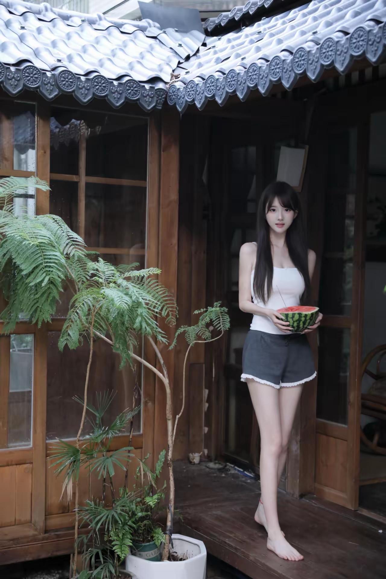 夏日清凉时刻，手持西瓜，享受自然之美。分享一张自然风景的照片，女生如何穿搭看起