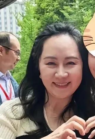 53岁孟晚舟，这种鼻配颧就是大财鼻。额头鼻子线条流畅，鼻头鼻翼清晰且厚实圆满不
