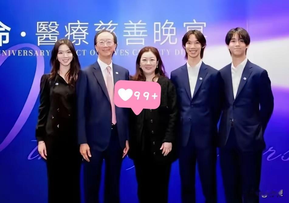 全网刷屏！梁锦松伏明霞一家五口同框，真正的幸福从来不用刻意表演最近一场
