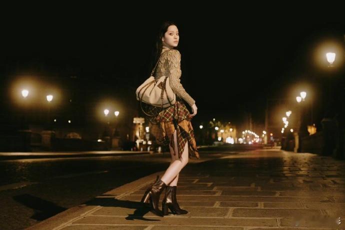 欧阳娜娜LV看秀造型在成熟优雅之中又带了一丝丝的少女的灵动感呀，欧阳娜娜LV