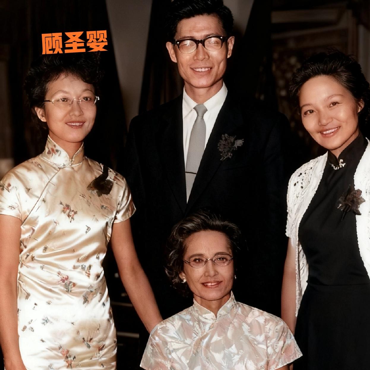 60年代，女钢琴家顾圣婴参加活动，一张罕见的留影，照片中的她穿着旗袍，戴着眼镜，