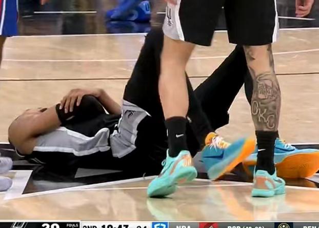 马刺官宣：文班受伤了，被乔治撞了一下就不行了，这身体也不行啊！今天马刺在客场打