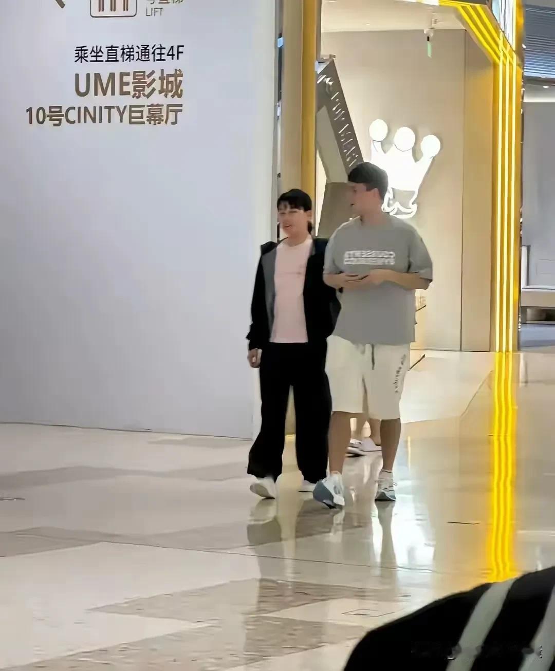 陈幸同周启豪大方逛街，太羡慕七号了！刚在横滨拿下女单冠军的陈幸同，回国就被