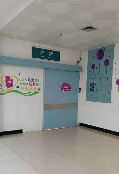 22岁女大学生肚子一阵阵绞痛，室友打车送她去急诊，裤子一脱医生傻了。 深夜十