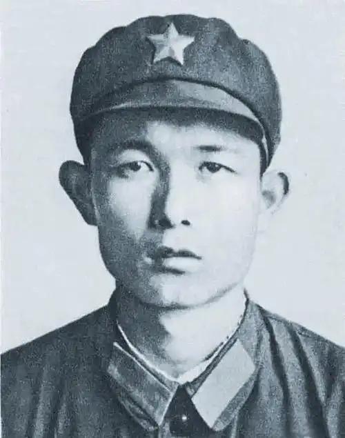 杨松坚在对越自卫反击战中表现英勇,成为著名的战斗英雄,他不仅消灭敌人五个火力点,