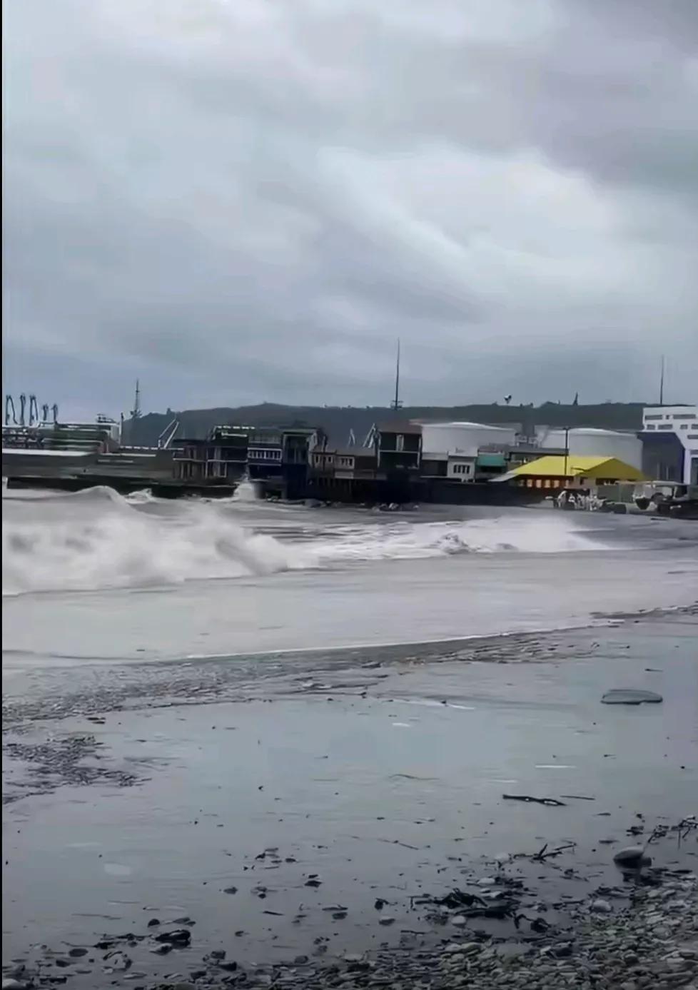 谁之过：俄罗斯图阿普谢成品油泄漏造成严重污染俄媒报道，克拉斯诺达尔边疆区紧急