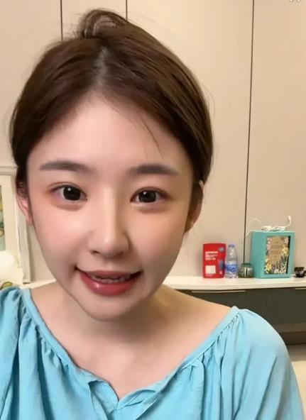 黄一鸣说阿姨被误会了已经上岸的“捞姐”黄一鸣再直播谈论阿姨虐待女儿闪闪一事，称