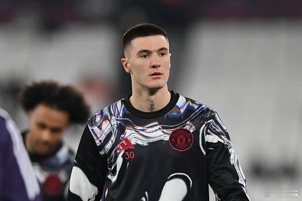 曼联本周末是足总杯第4轮，曼联在第3轮1-2被布莱顿淘汰了，所以，没有比赛。联