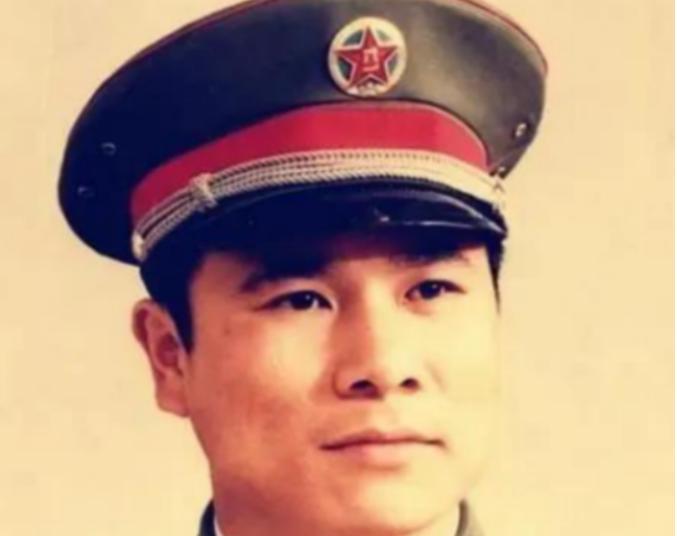 1979年中越边境战争期间，一个叫黄招强的班长带着伤员小队撤退，途中，他下意识喊