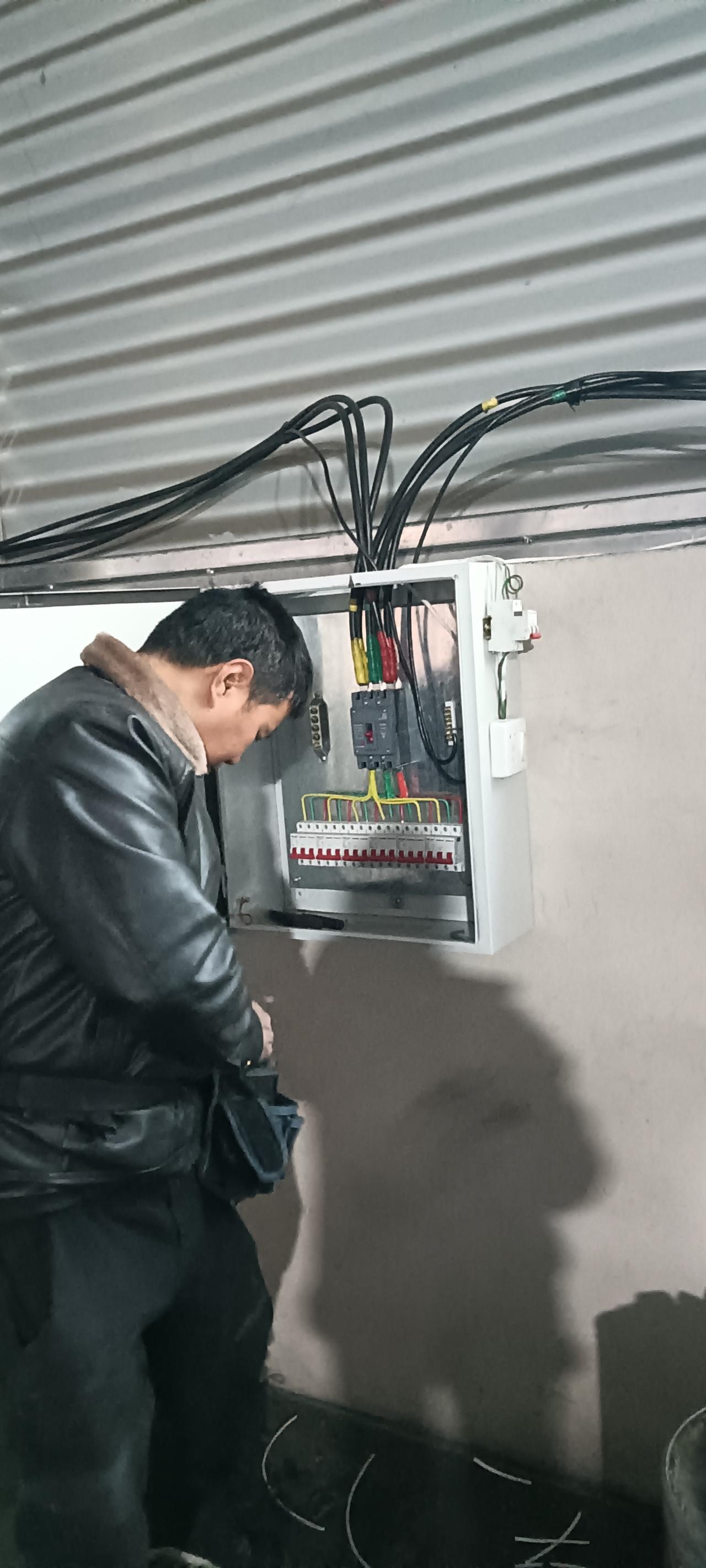 农村电工凭啥“拿红包、收鸡蛋”？这算不算灰色收入？今晚在村里冷库接电现场，